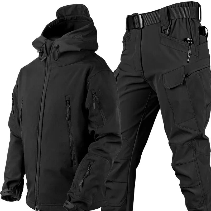 Functionele unisex outdoor set met warme fleecevoering, ontworpen voor duurzaamheid en comfort in weer en wind.